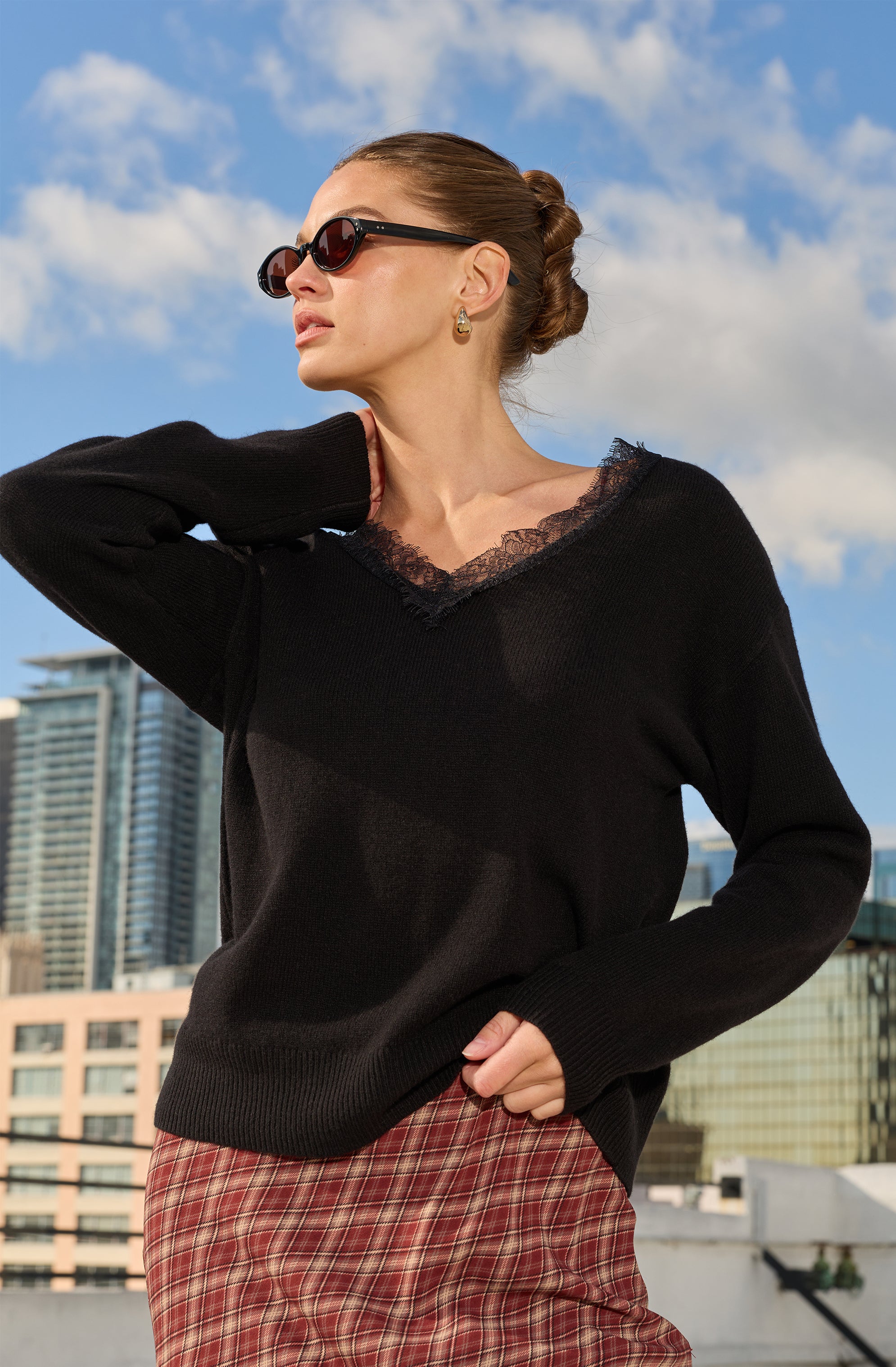 mayuイーストウッド Jadyn Lace-Trim V-Neck Sweater - ASTR the Label