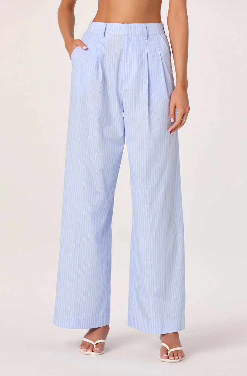Light blue and white striped wide-leg trousers, high waist, with pleats and side pockets.