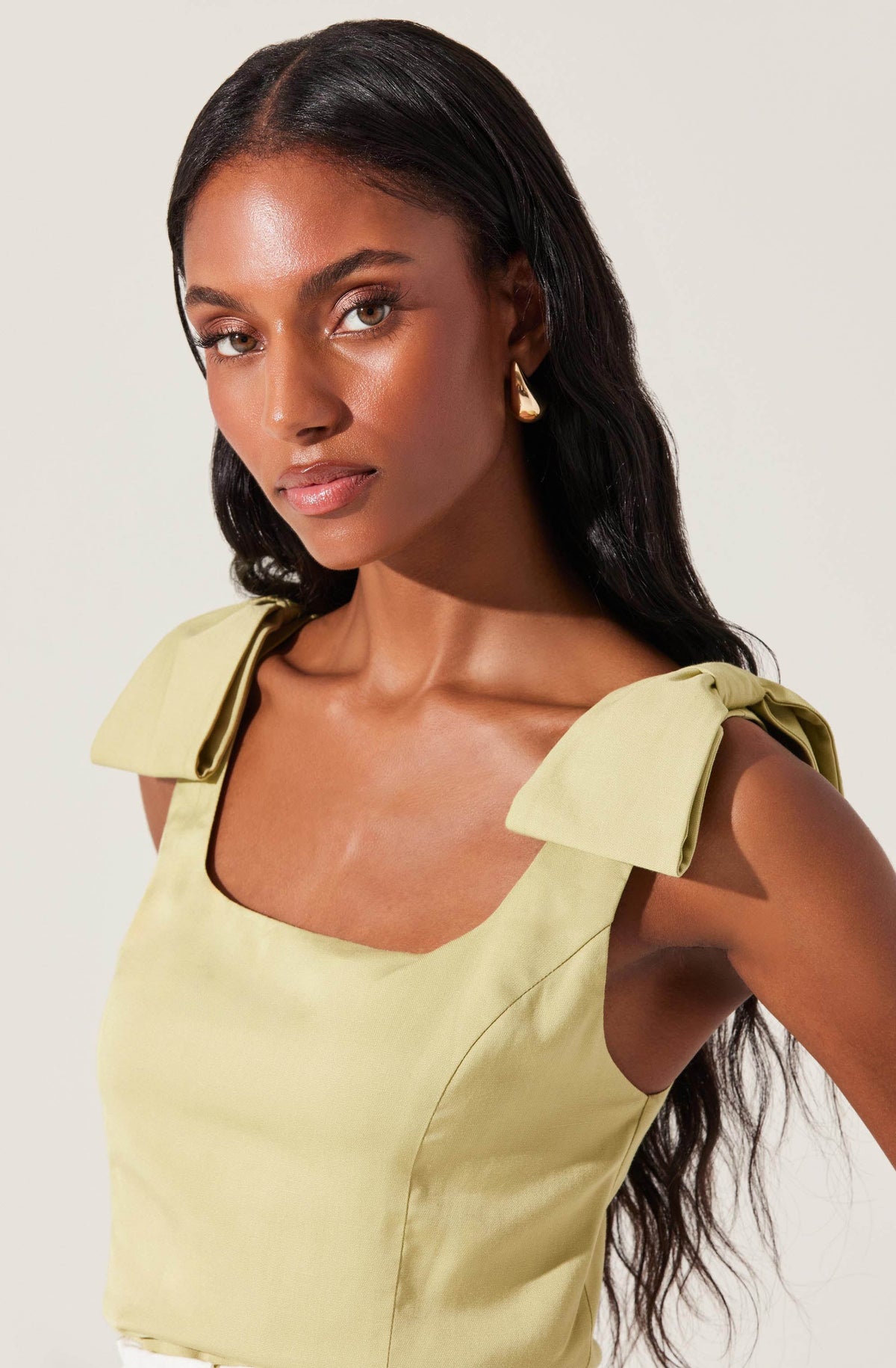 売れ筋商品|||アストール カットソー トップス レディース Women's Smocked Bow-Front Top Butter Yellow Ruffled flower detailed crop top yellow / orange For Women